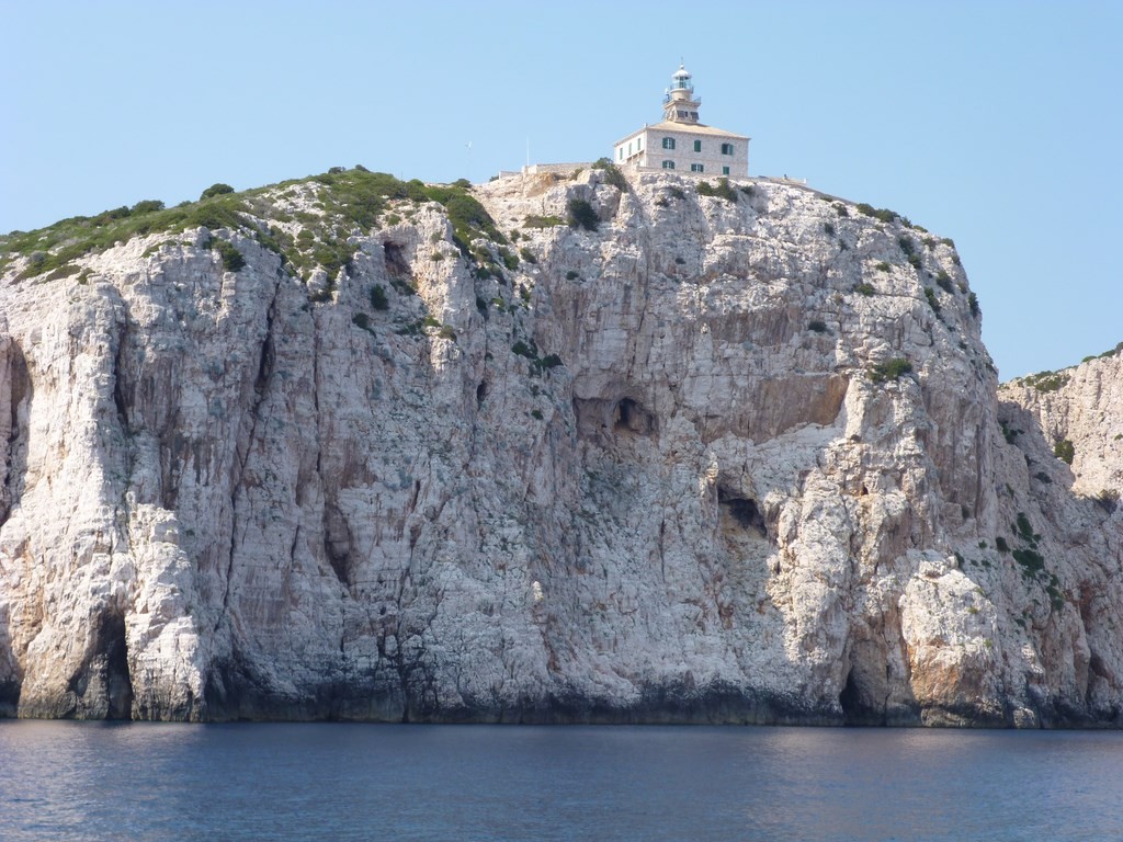 phare a l'entrée de la passe des Kornati (Online-Yachting)