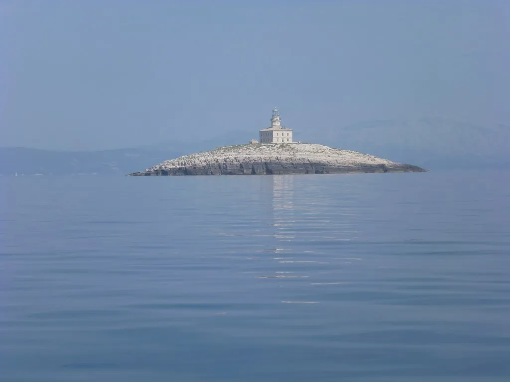 phare au large de Sibenik, Croatie (Online-Yachting)