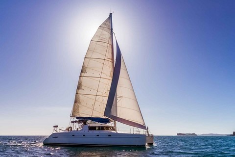 Catamaran en plein soleil #online_yachting